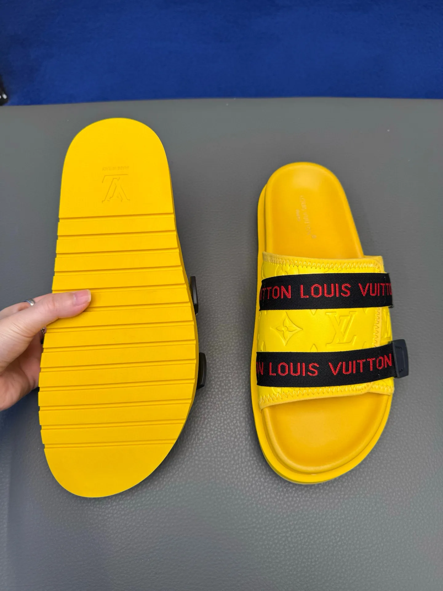 [L Home] P: 340💰Size: 38-45 Top purchasing lv men's summer slippers, classic presbyopia with soft real leather lining, unique color splicing effect, distinctive personality, fashionable and trendy essential style, light and comfortable. Lightweight and tough rubber insole, micro ridged foam outsole, super comfortable!